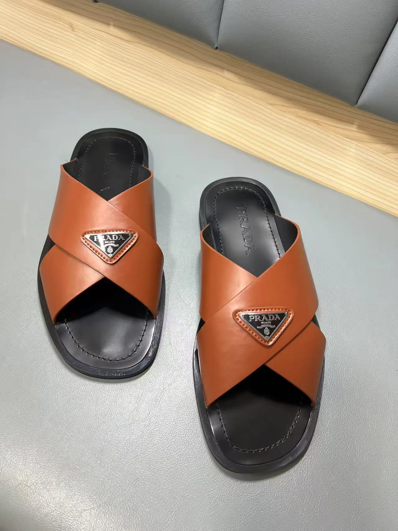 340💰PRADA Prada’s latest slippers are synchronized with the official website. This slipper is made of the brand’s unique and iconic Saffiano leather. The brand logo jumps out from the double straps, and the brand style is clearly visible. Cowhide gives men elegant charm and functional design, making it an ideal choice for vacation and leisure. Size:38-45